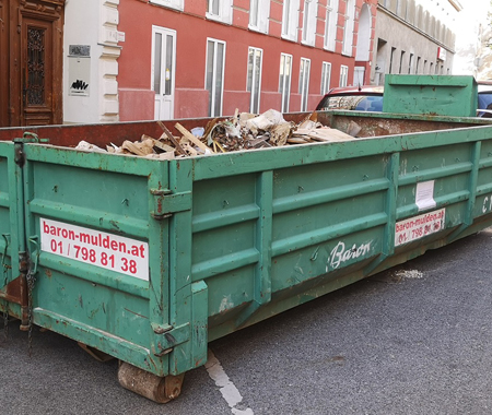 Voll Container für Entrümpelung
